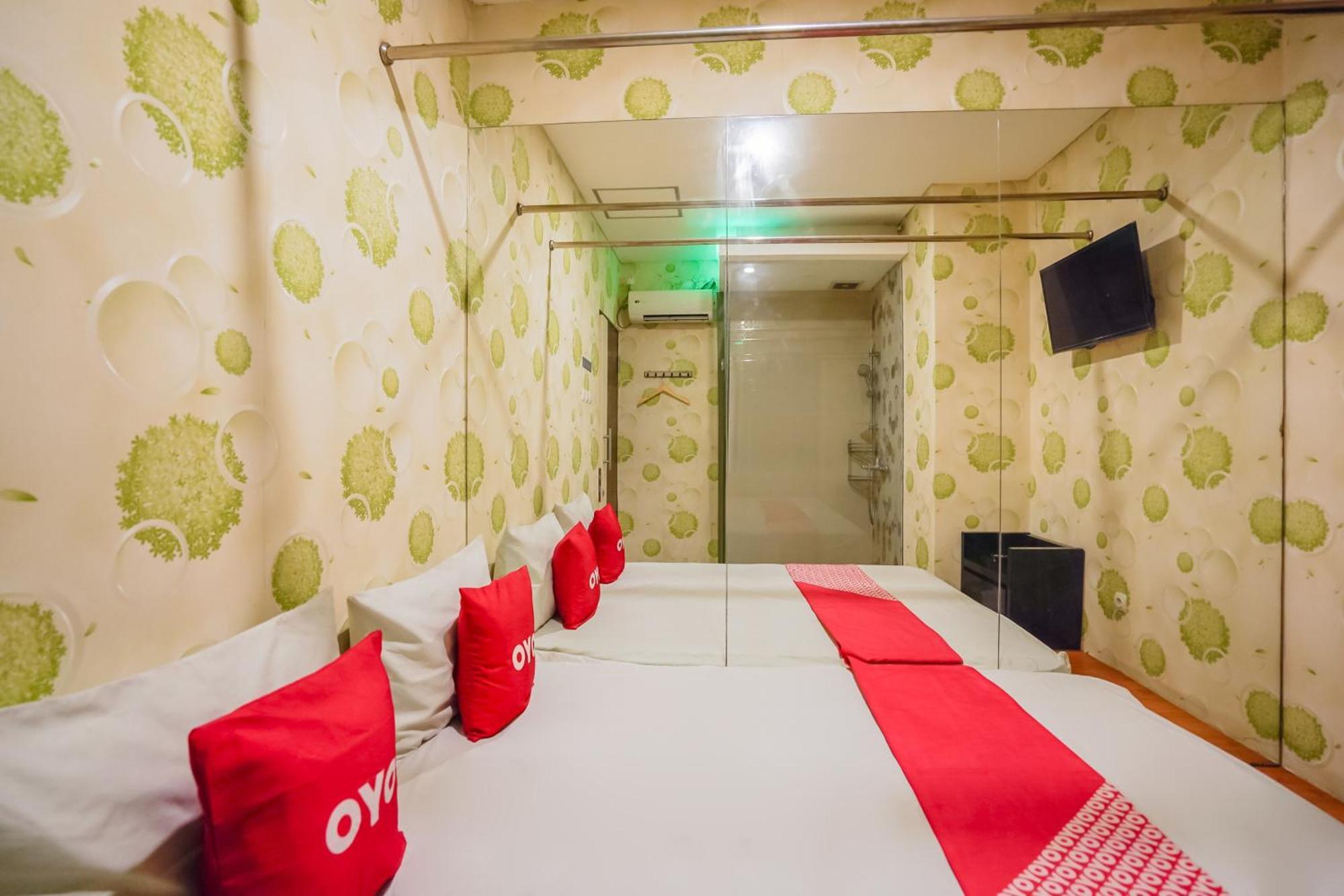 Super Oyo Capital O 92633 Spring Hotel Gubeng Surabaya Esterno foto